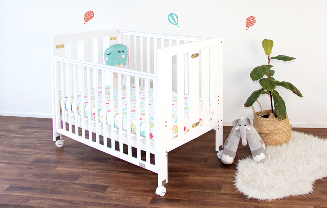 سرير خشبي قابل للطي والحمل 