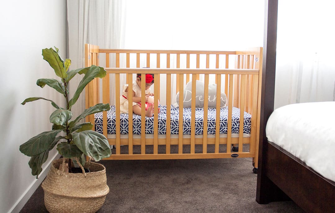 سرير خشبي قابل للطي والحمل 