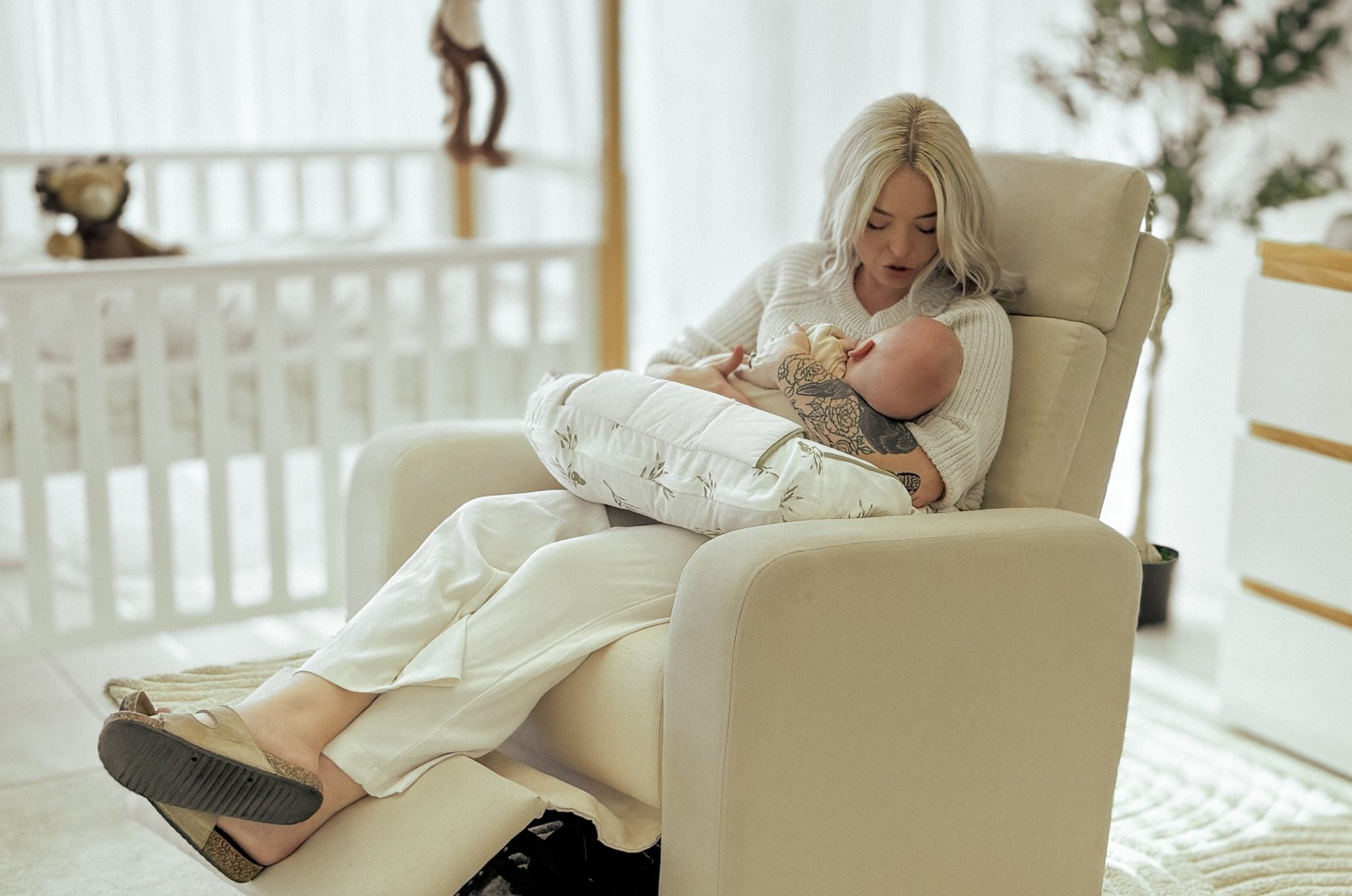 كرسي روما الكهربائي الهزاز لإطعام الأطفال – عاجي