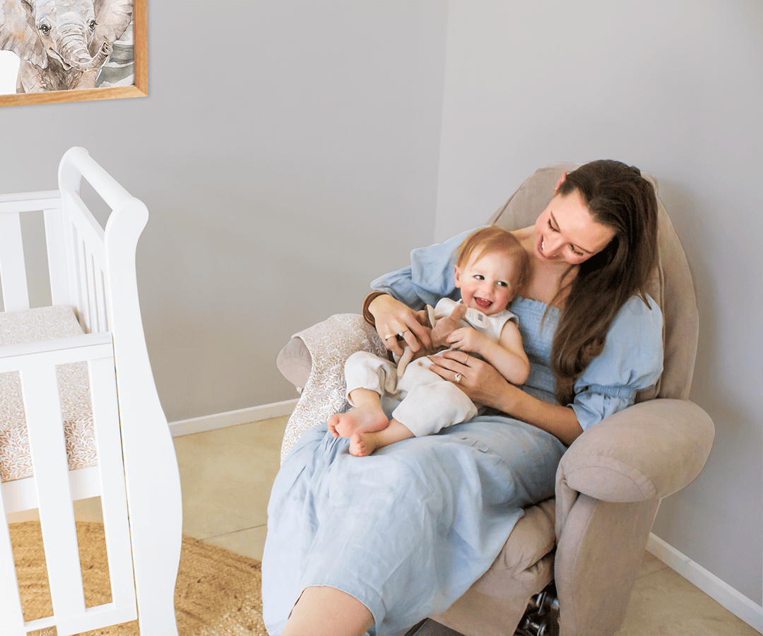 كرسي هزاز للرضاعة من فوغ مع مسند قدم، قماش رمادي فولاذي